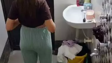 Neighbor girl boobs show before bathing viral MMS