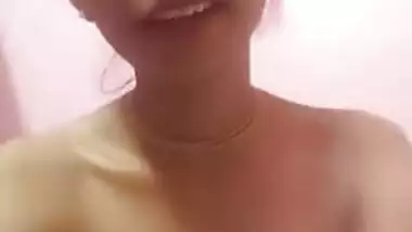 Dollface from India uncovers her thin XXX body and sucks fingers