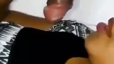 කෑල්ල පයිය උගුරටම දාගෙන කටට ගත්තා