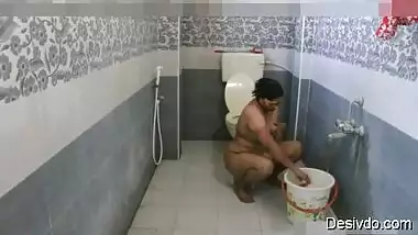 Desi aunt bathing recorded