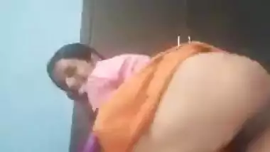 Telugu housewife showing her boobs pussy