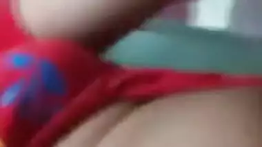 Slinky Desi slut takes her XXX coconuts out and licks sex nipple