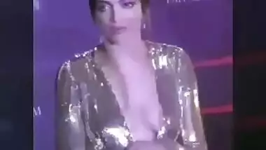 DEeeepika NIps Out Clearly