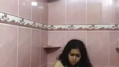 Horny chubby Indian girl fingering viral clip