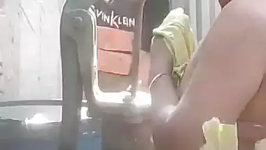 Neighbor aunty bathing with son entering viral MMS