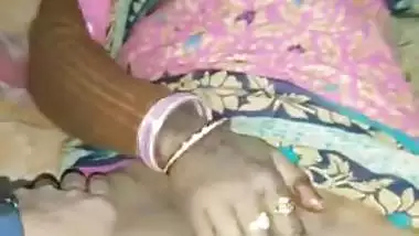 Local desi slut in saree masturbating video